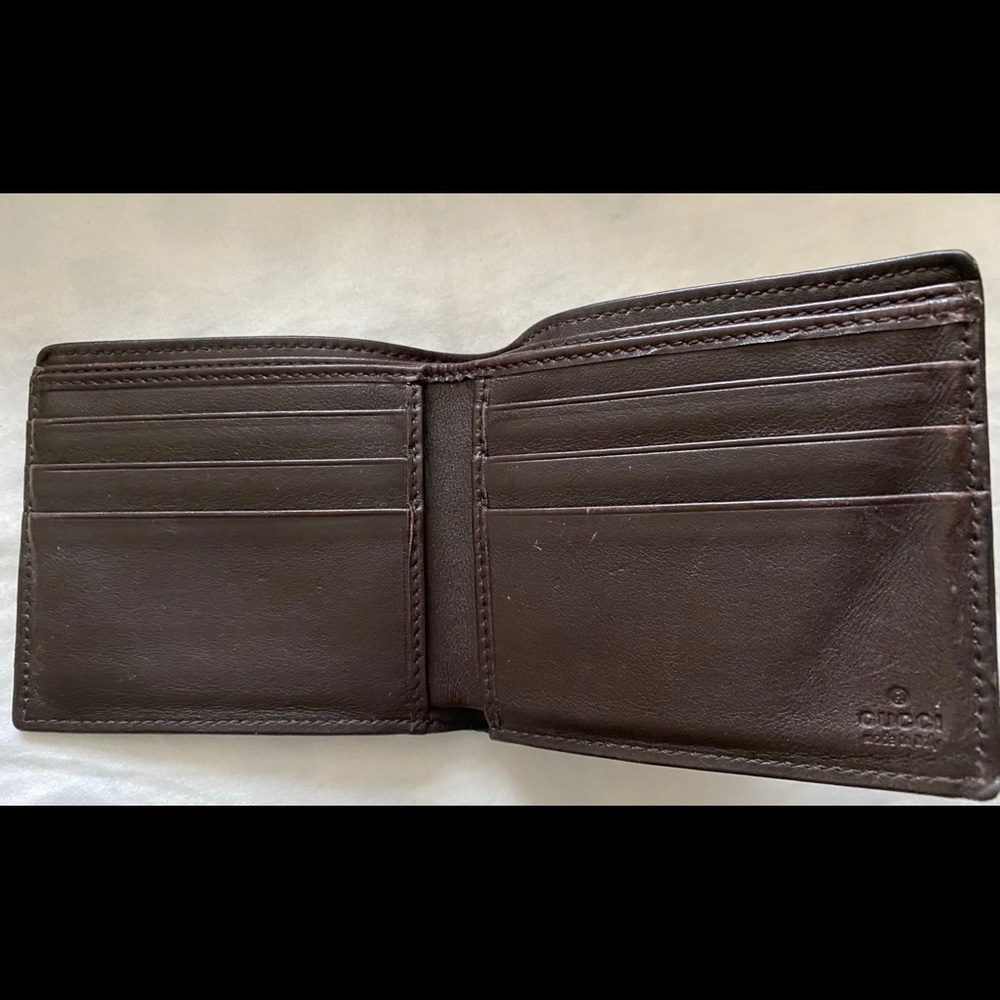 Gucci wallet logo